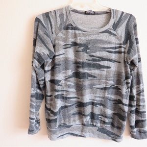 Buffalo David Bitton long sleeve top camo very soft Size Medium